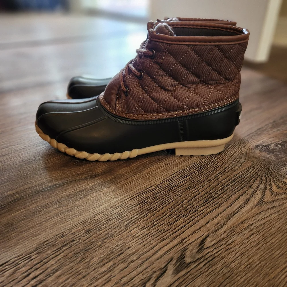 St. John's Bay brown rain/snow/duck boots size 7 women's - Picture 2 of 4